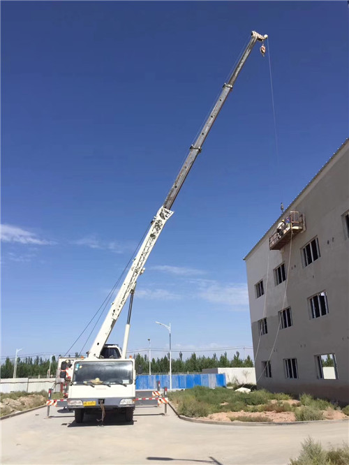 达日县“轻装强干”—— 吊车的 “轻量化臂架” 技术